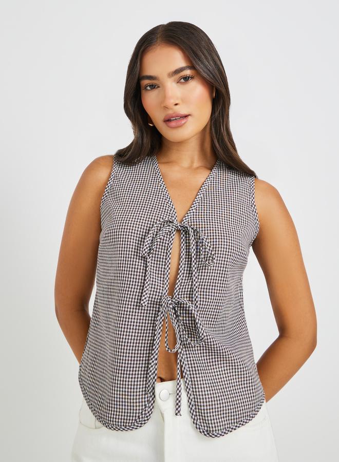 ستايلي بلوزة بلا أكمام بطبعات مربعات وربطة عنق - Image 1